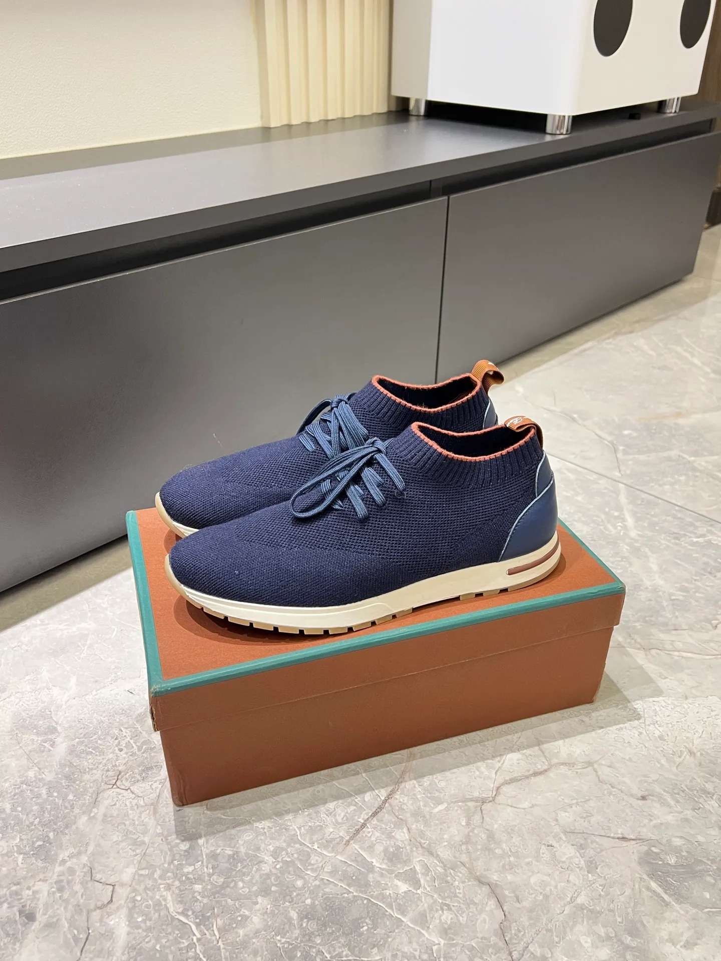 Men's Men's Shoes 💰p380 Loro Men's Shoes 💰piana/Noyo Piana 360 L Men's Shoes 💰p Flexy Walk Men's Sports Shoes These sports shoes are made of knitted wool uppers, and the heel is wrapped in smooth calf leather. Merino sheep are selected from Australia and New Zealand. The upper is machine-woven like a sweater, and then equipped with a white rubber outsole and a Kummel-colored sole. It is both beautiful and non-slip. The fabric is 100% cashmere and the insole is calf leather. It is super comfortable on the feet! Comes with full original packaging! Multiple colors available! Size: 38-44 (45 customized)